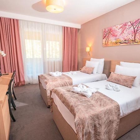 Garden City Hotel Конич Екстериор снимка