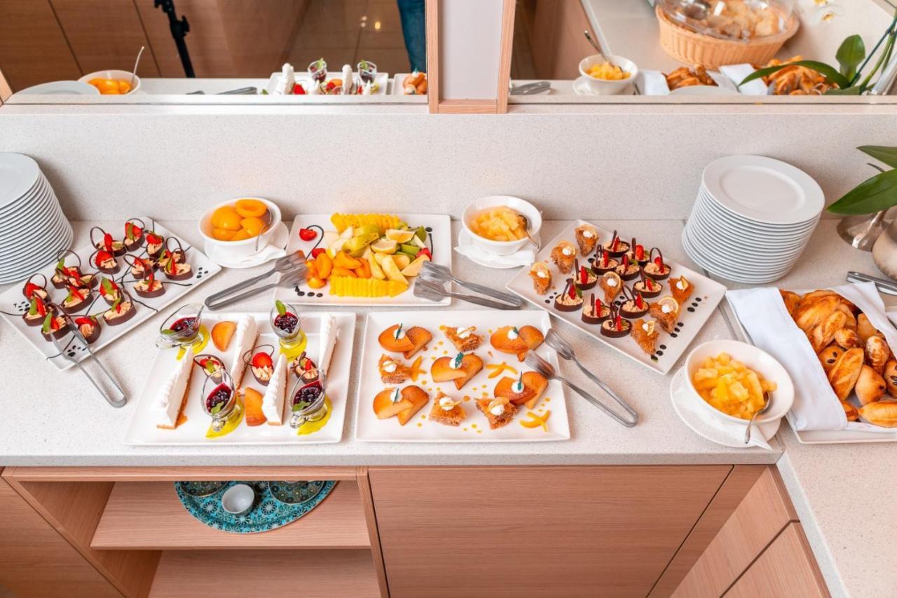 Garden City Hotel Конич Екстериор снимка