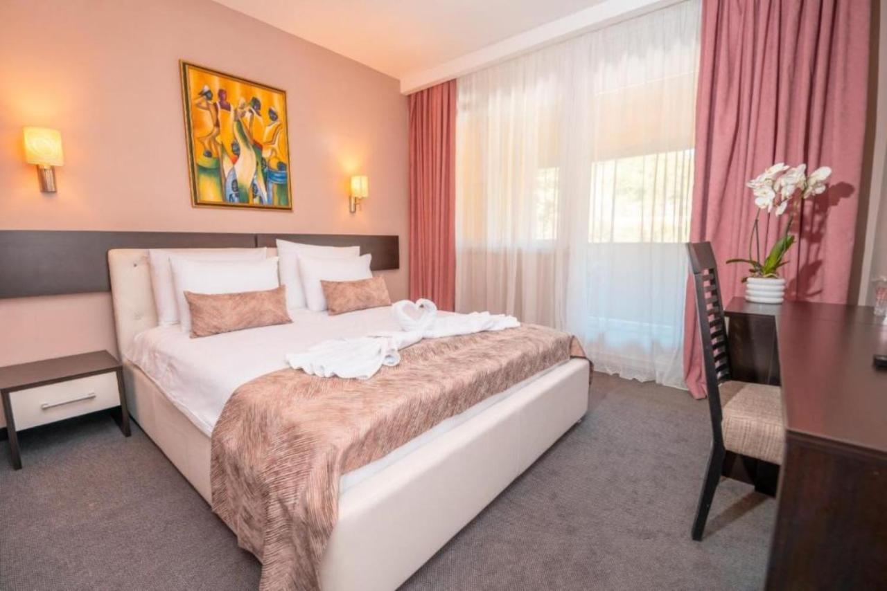 Garden City Hotel Конич Екстериор снимка