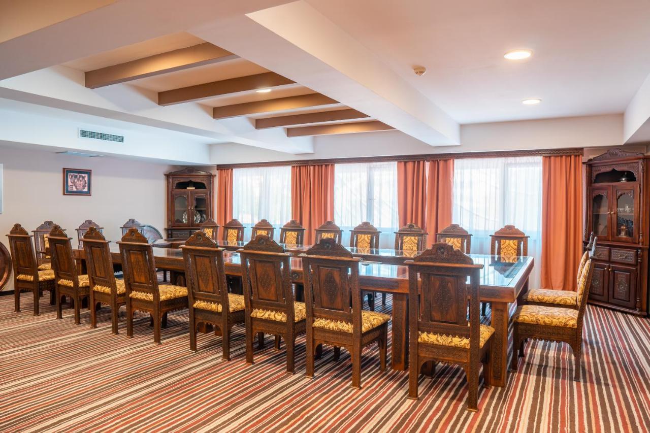 Garden City Hotel Конич Екстериор снимка