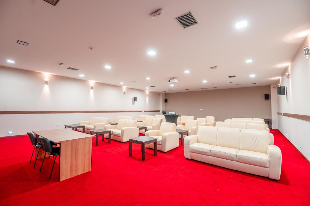 Garden City Hotel Конич Екстериор снимка
