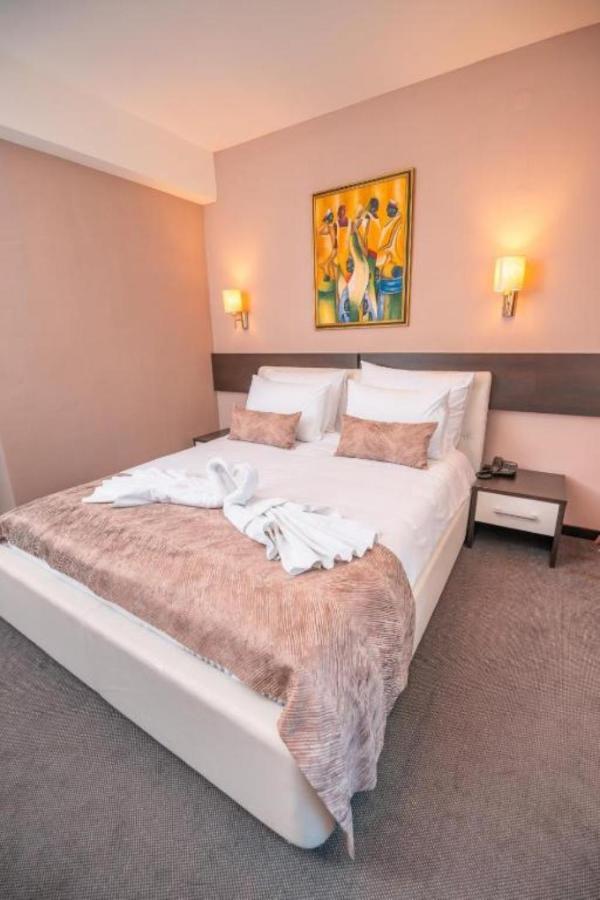 Garden City Hotel Конич Екстериор снимка