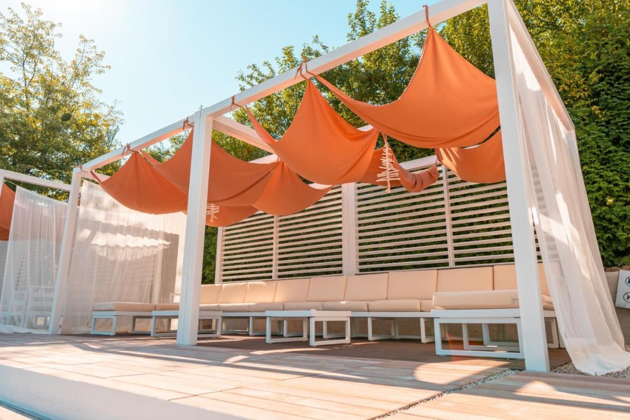 Garden City Hotel Конич Екстериор снимка
