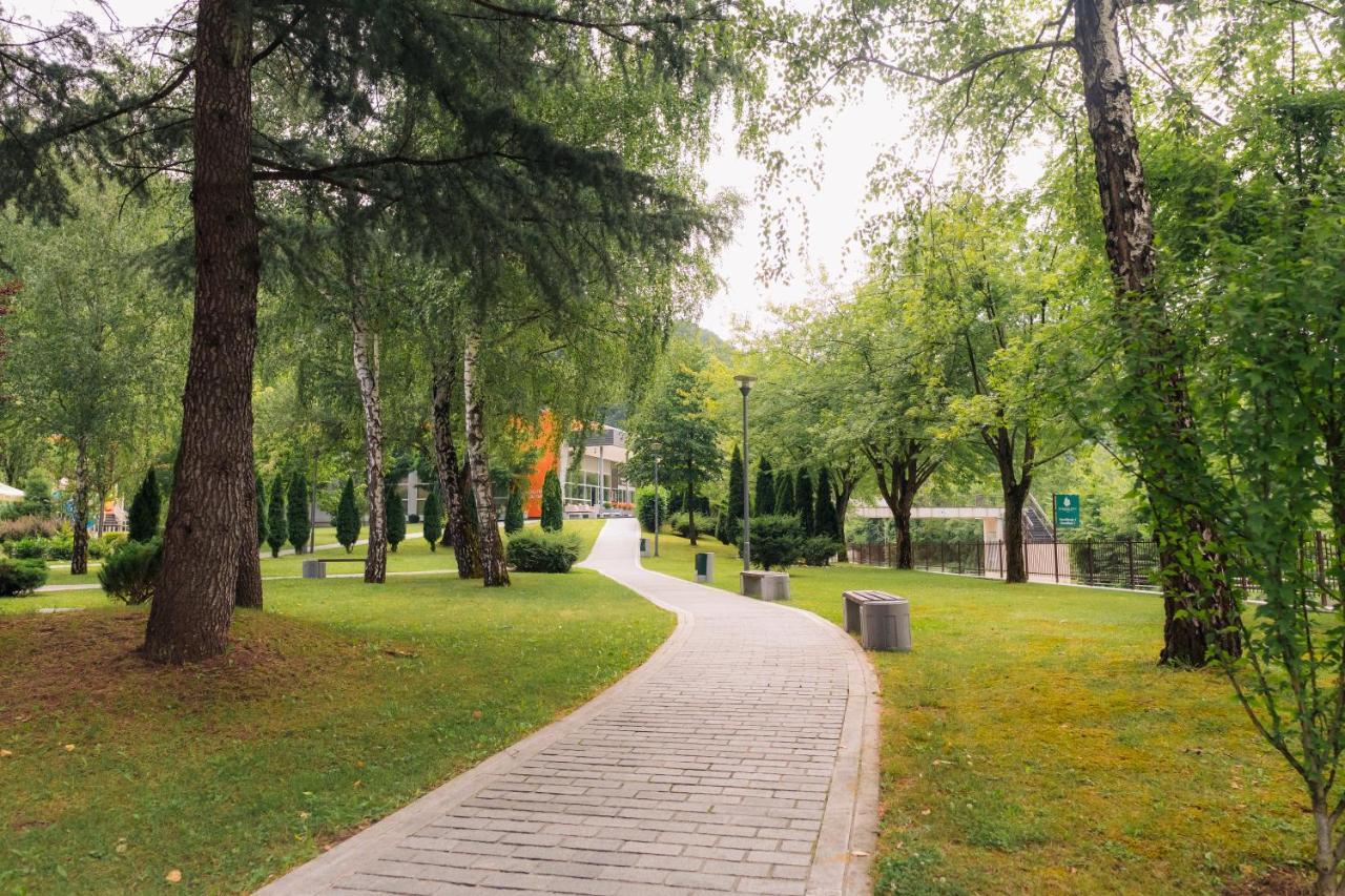 Garden City Hotel Конич Екстериор снимка