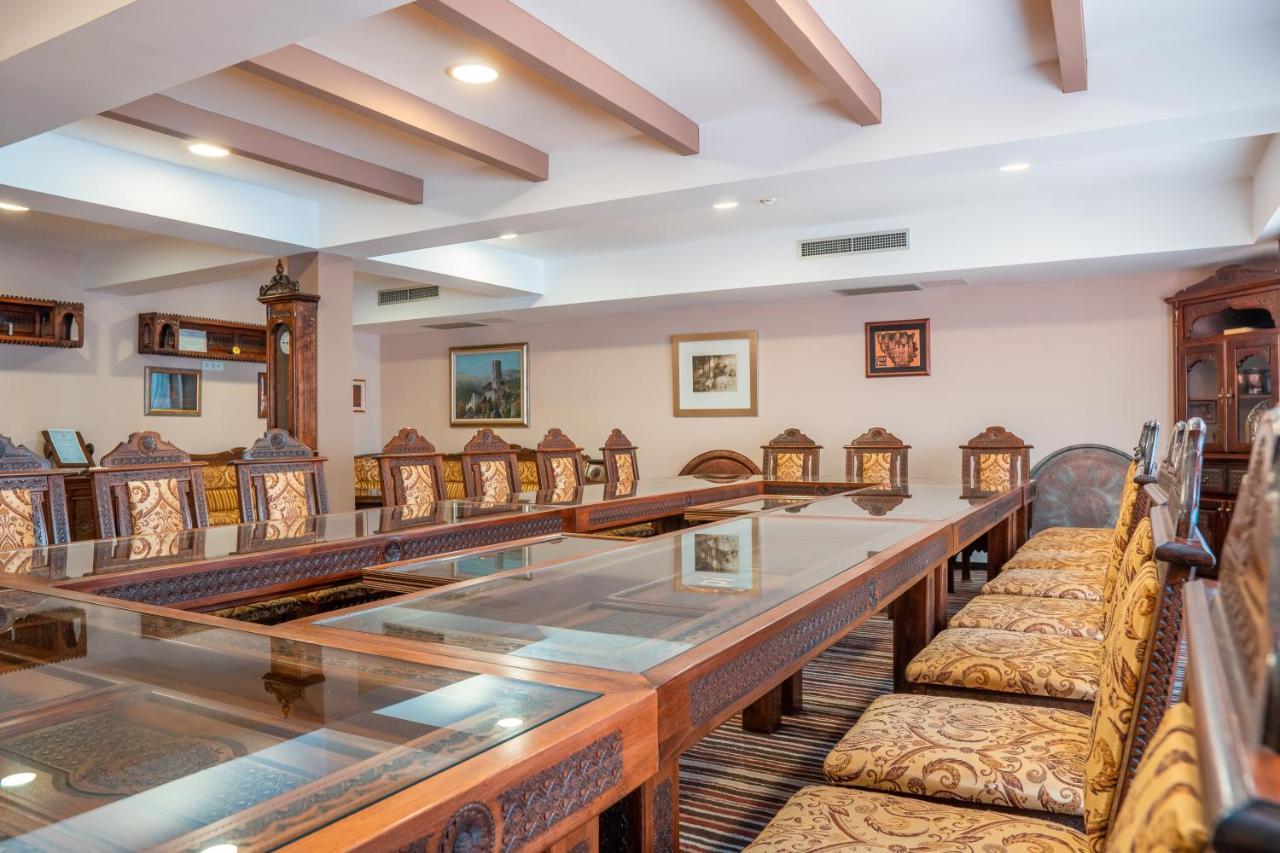Garden City Hotel Конич Екстериор снимка