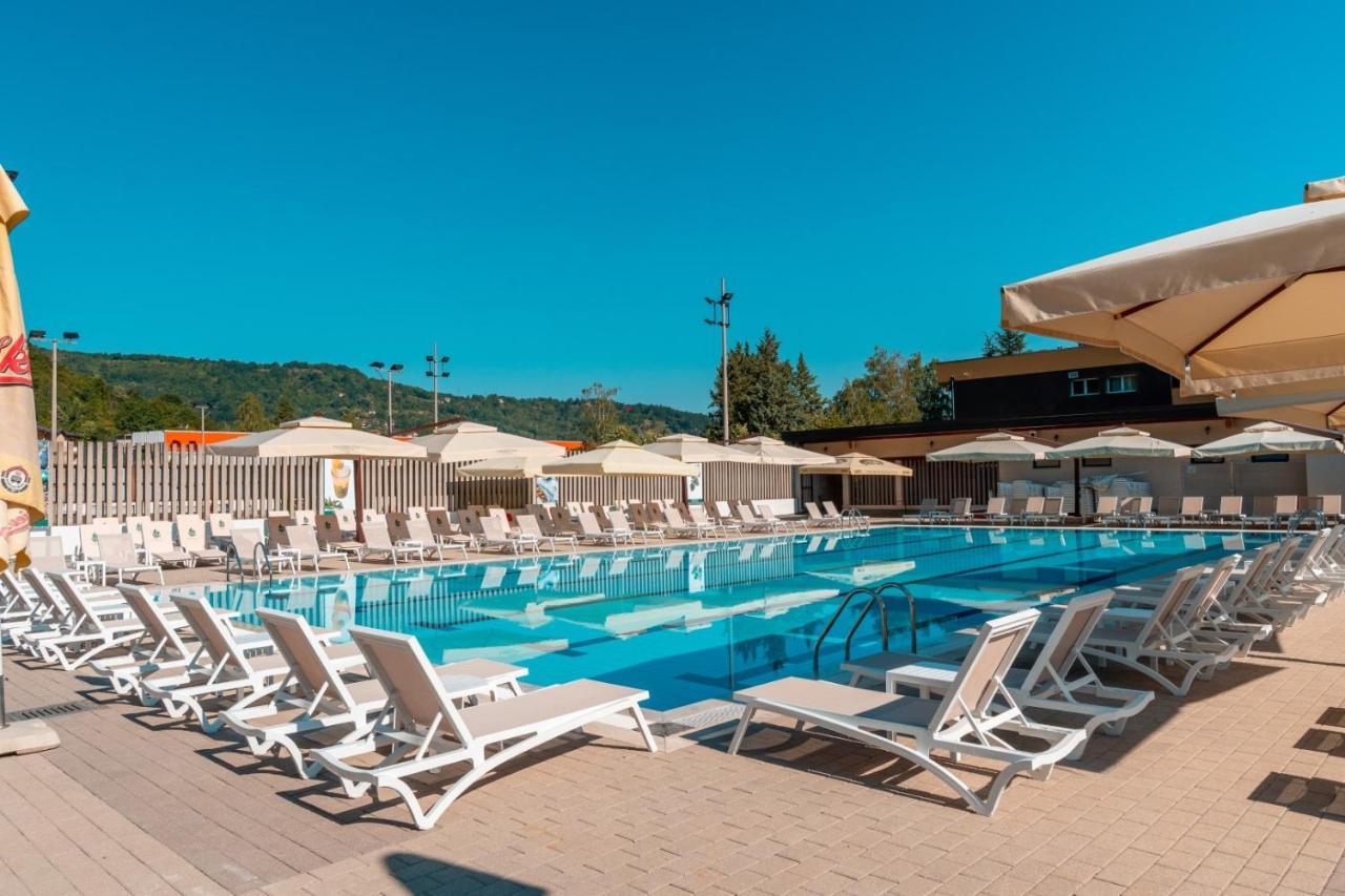 Garden City Hotel Конич Екстериор снимка