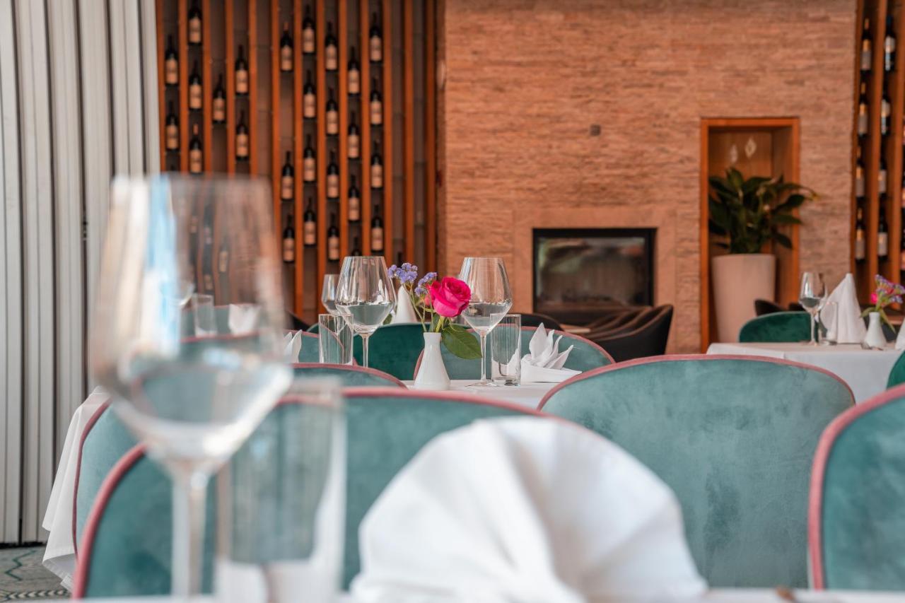 Garden City Hotel Конич Екстериор снимка