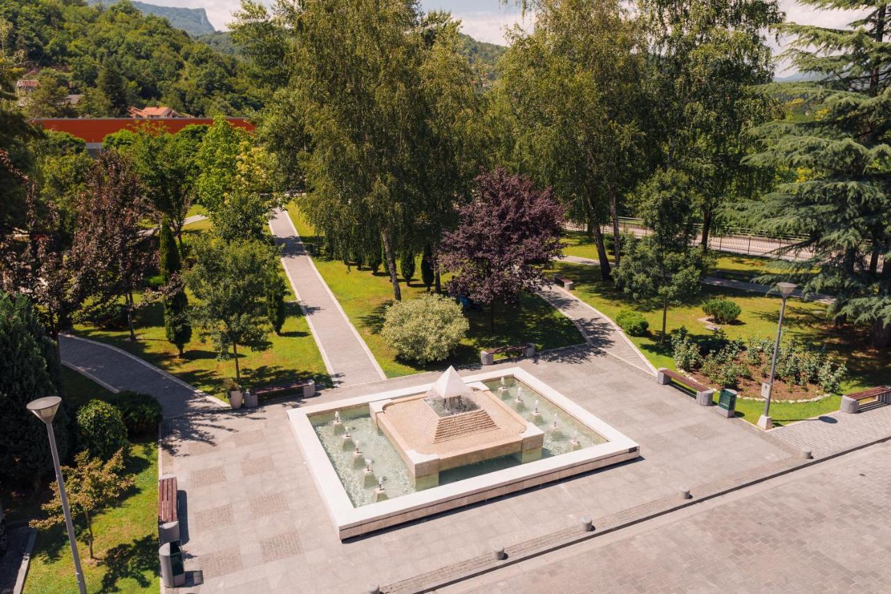 Garden City Hotel Конич Екстериор снимка