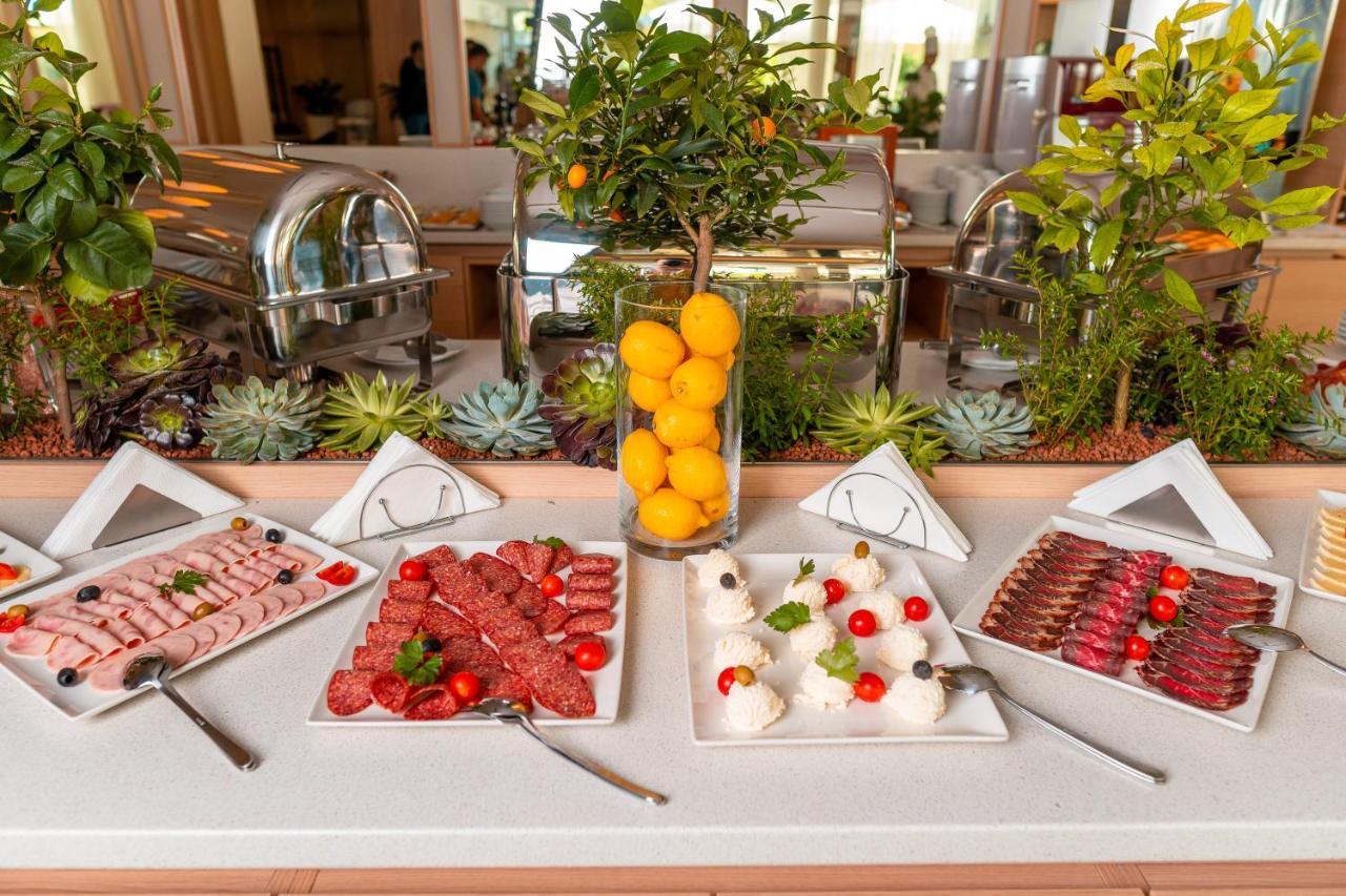Garden City Hotel Конич Екстериор снимка