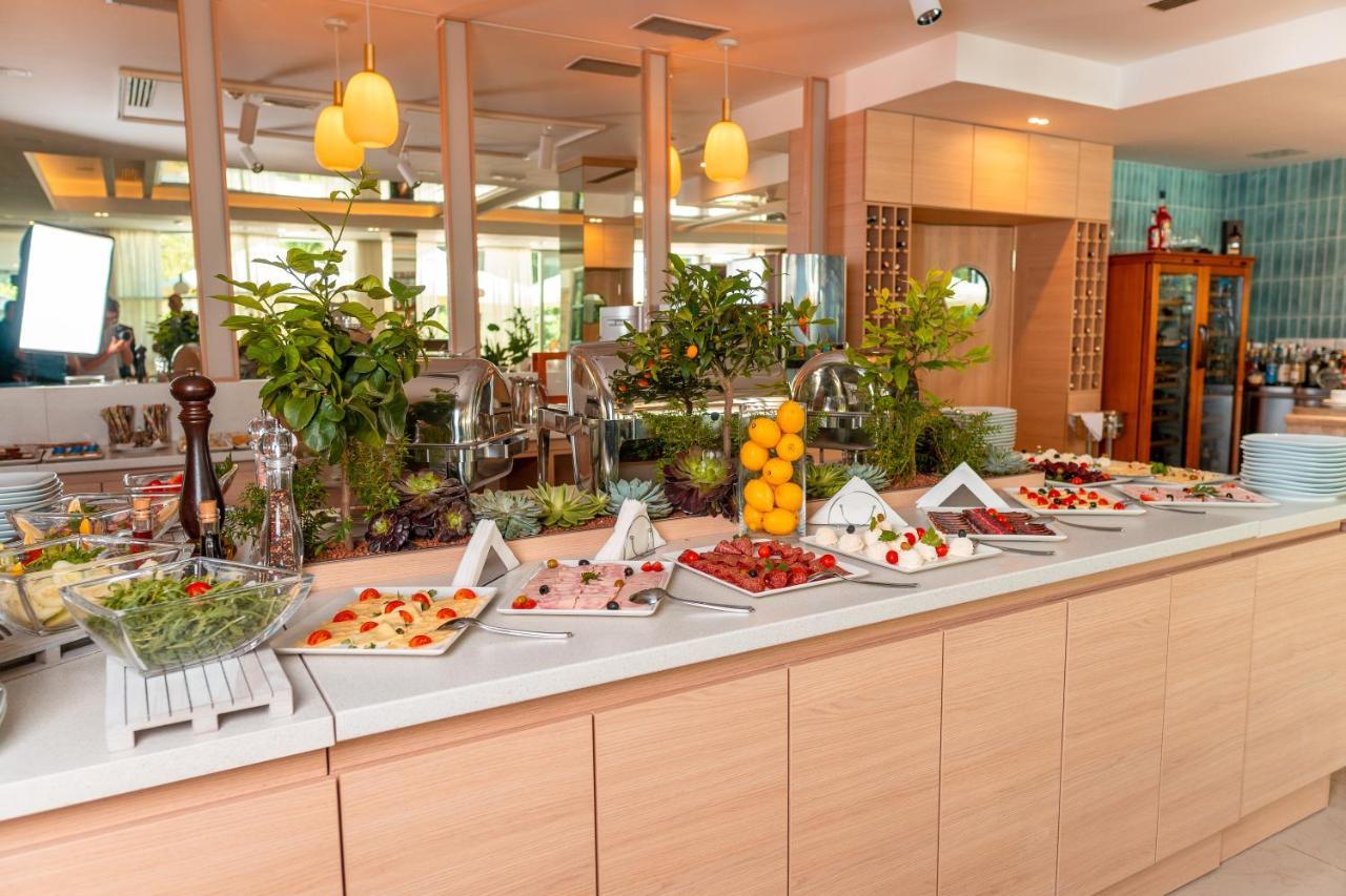 Garden City Hotel Конич Екстериор снимка
