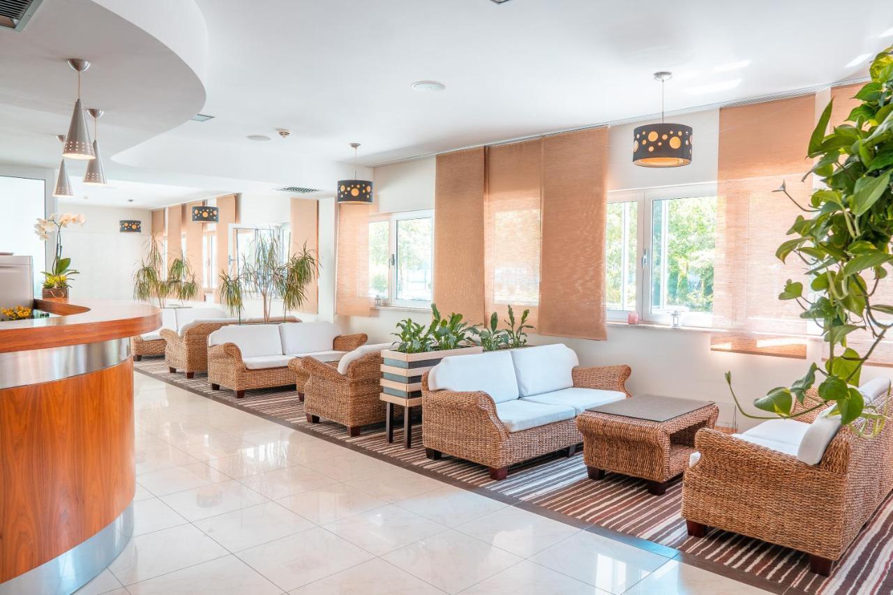 Garden City Hotel Конич Екстериор снимка