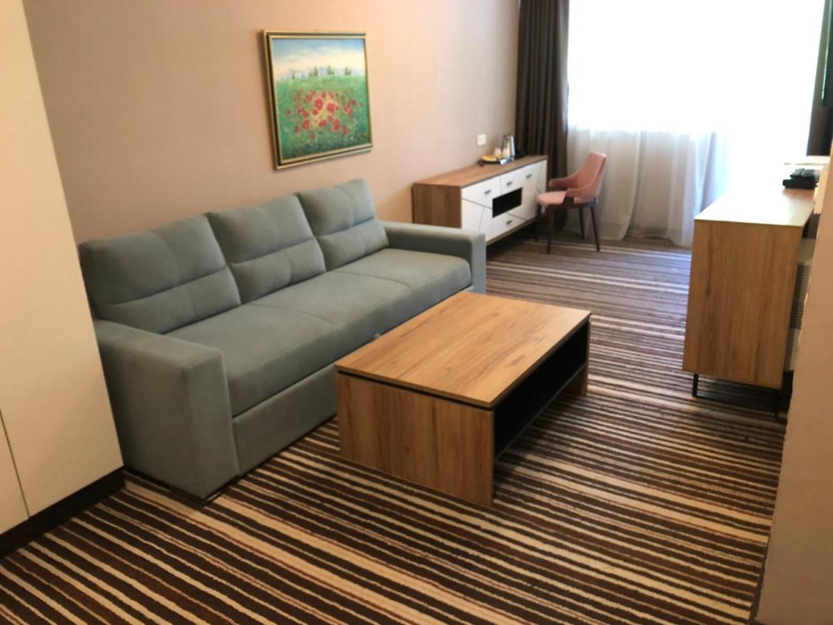 Garden City Hotel Конич Екстериор снимка