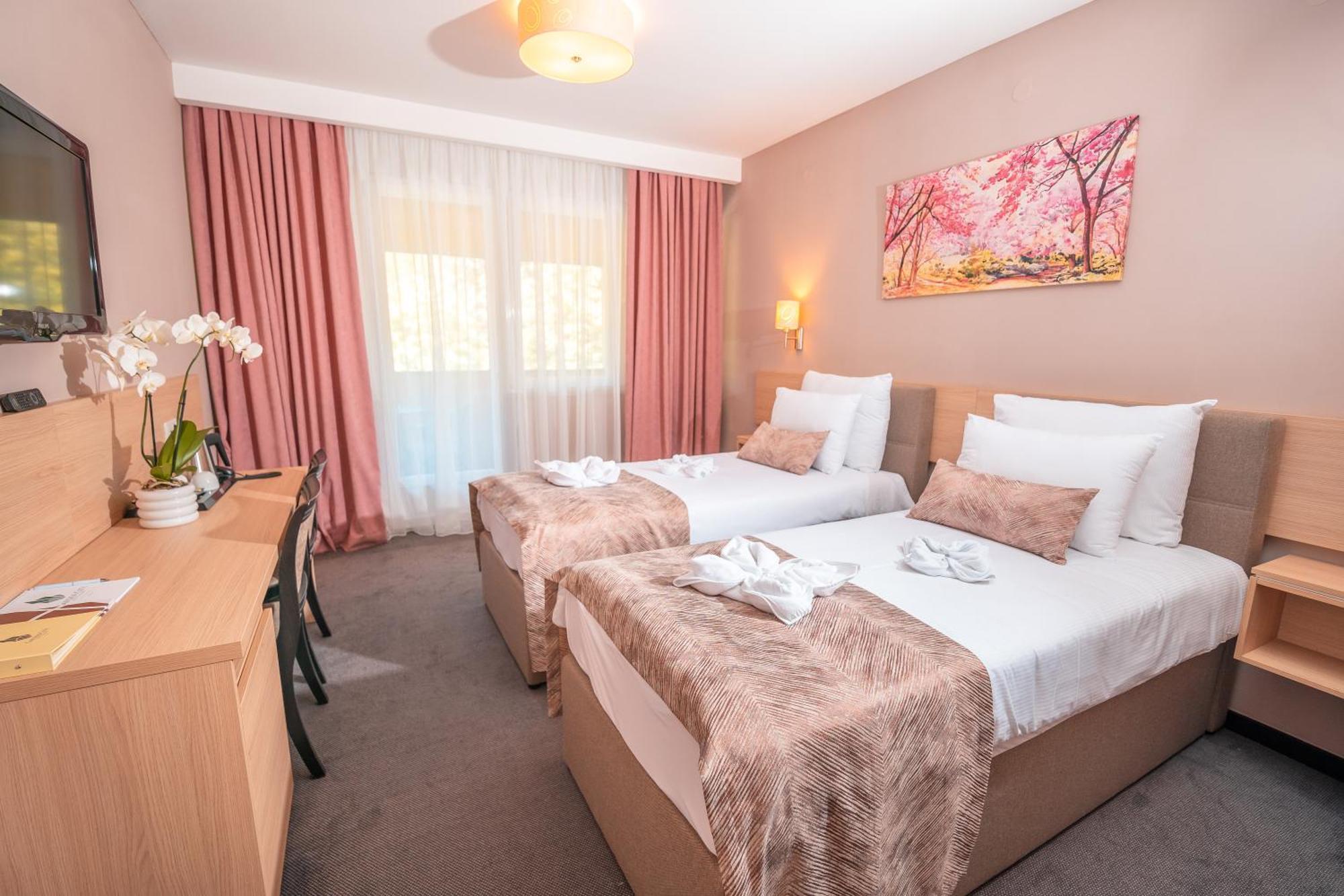 Garden City Hotel Конич Екстериор снимка