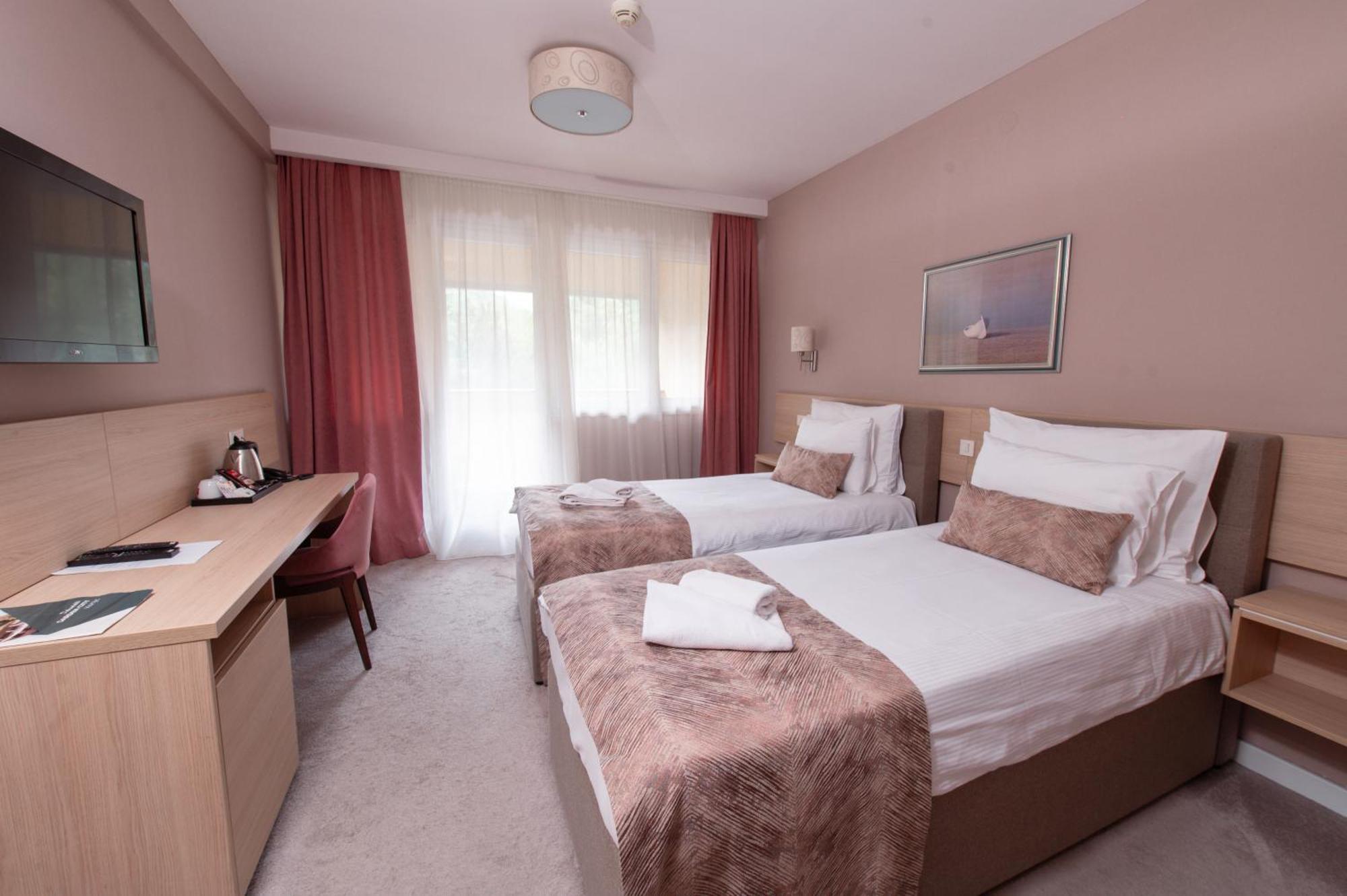 Garden City Hotel Конич Екстериор снимка