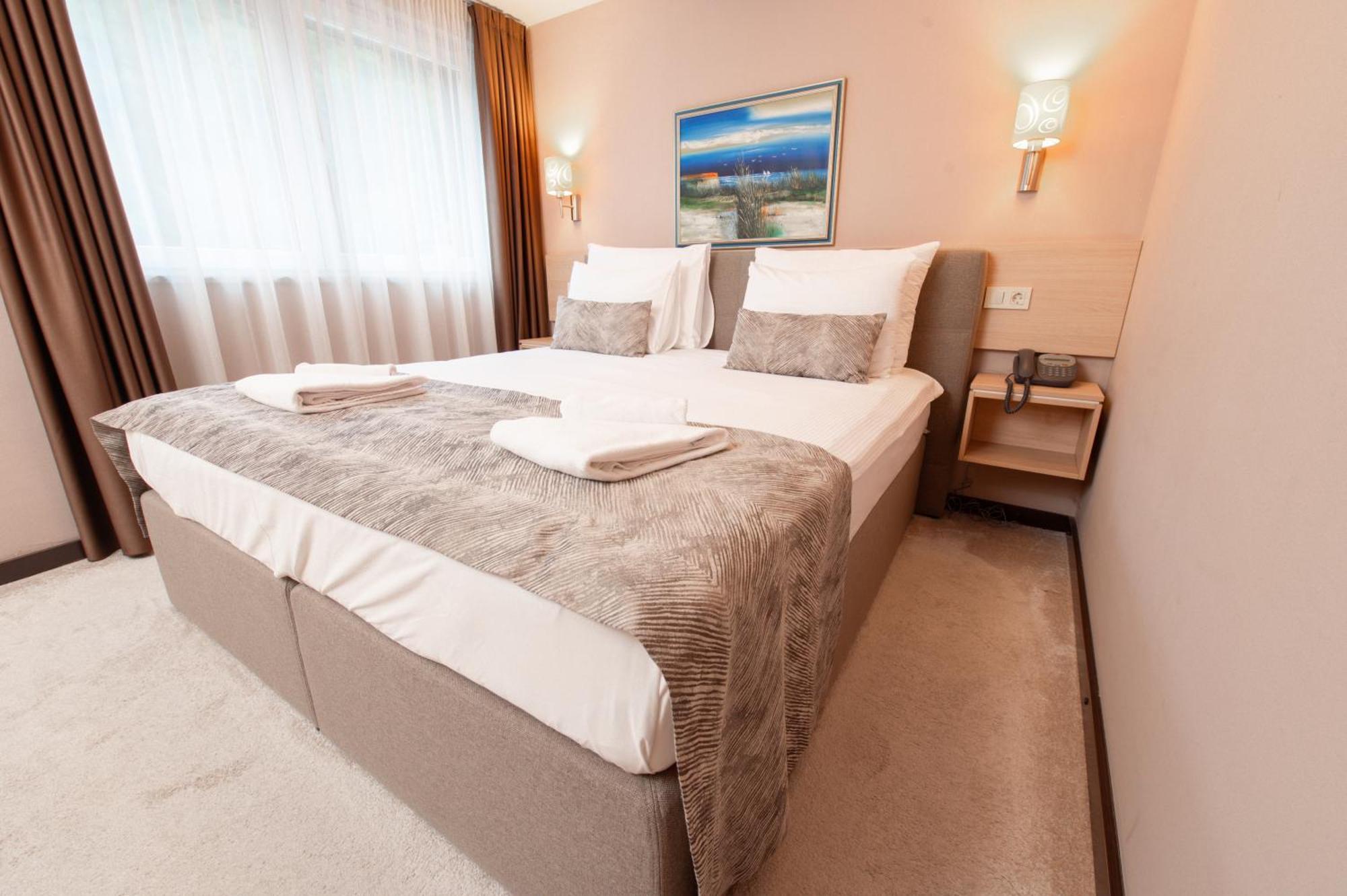 Garden City Hotel Конич Екстериор снимка