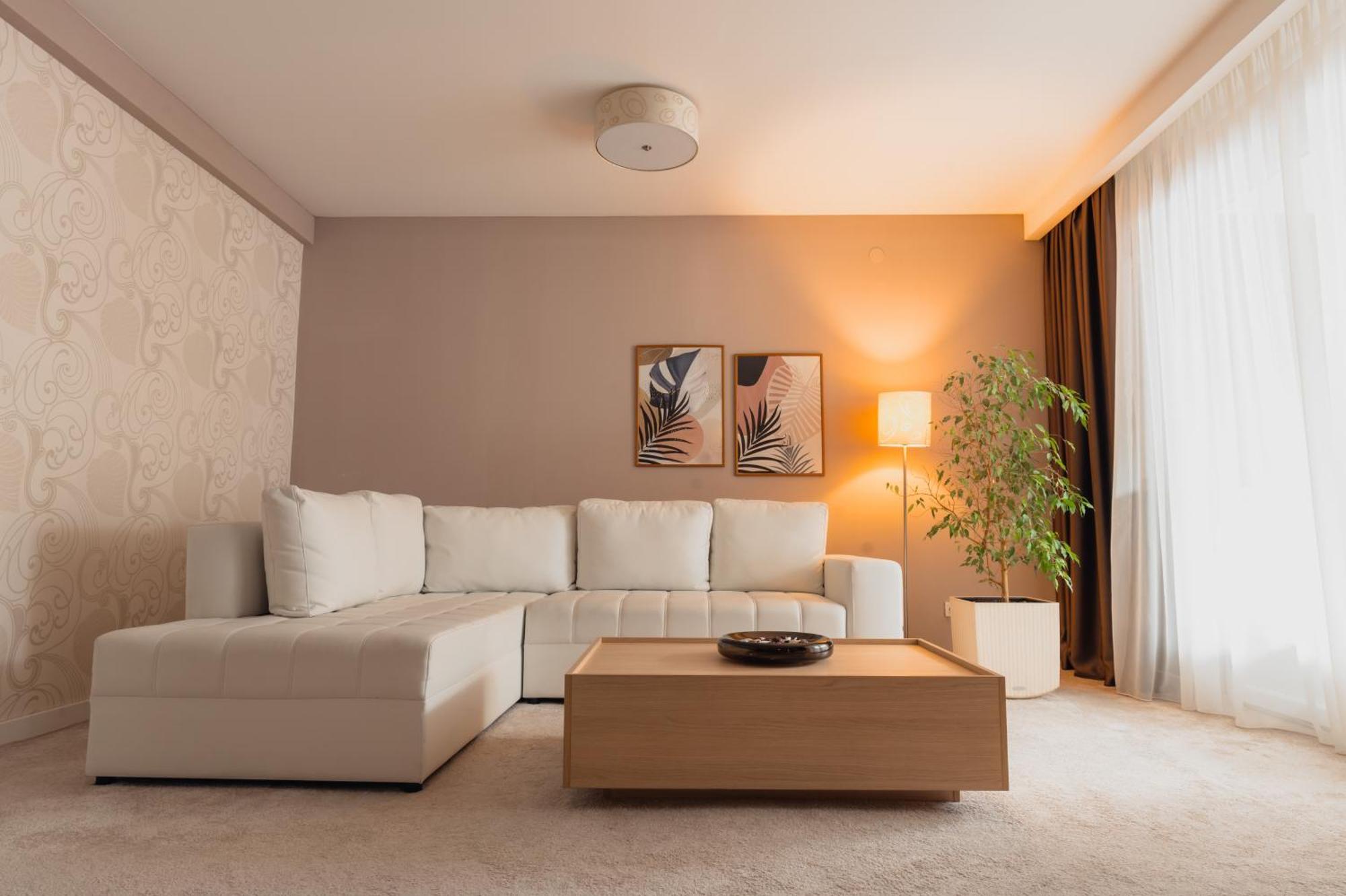 Garden City Hotel Конич Екстериор снимка