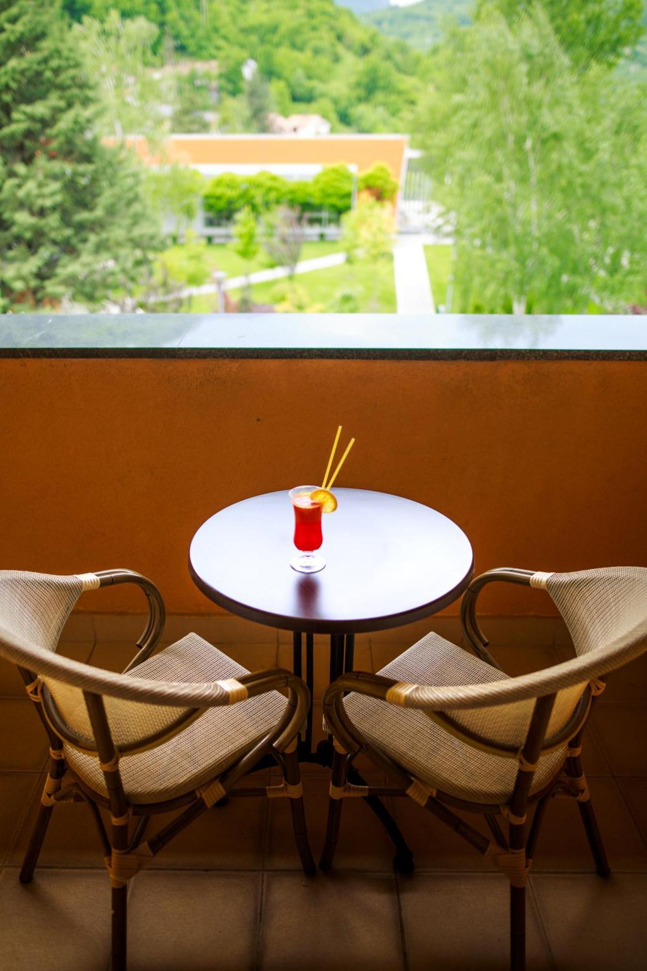 Garden City Hotel Конич Екстериор снимка