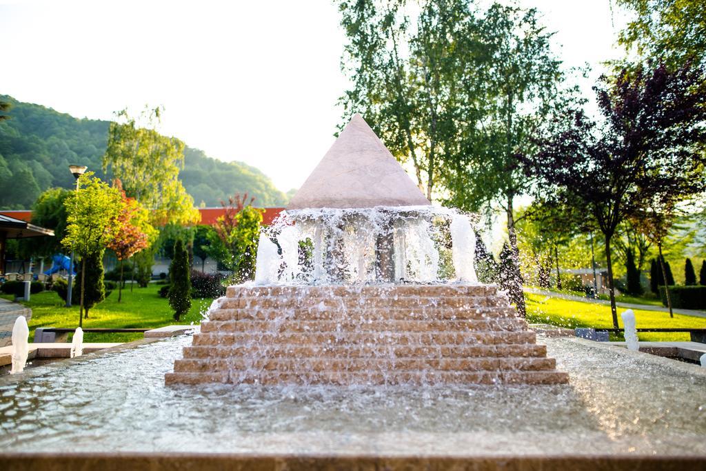 Garden City Hotel Конич Екстериор снимка